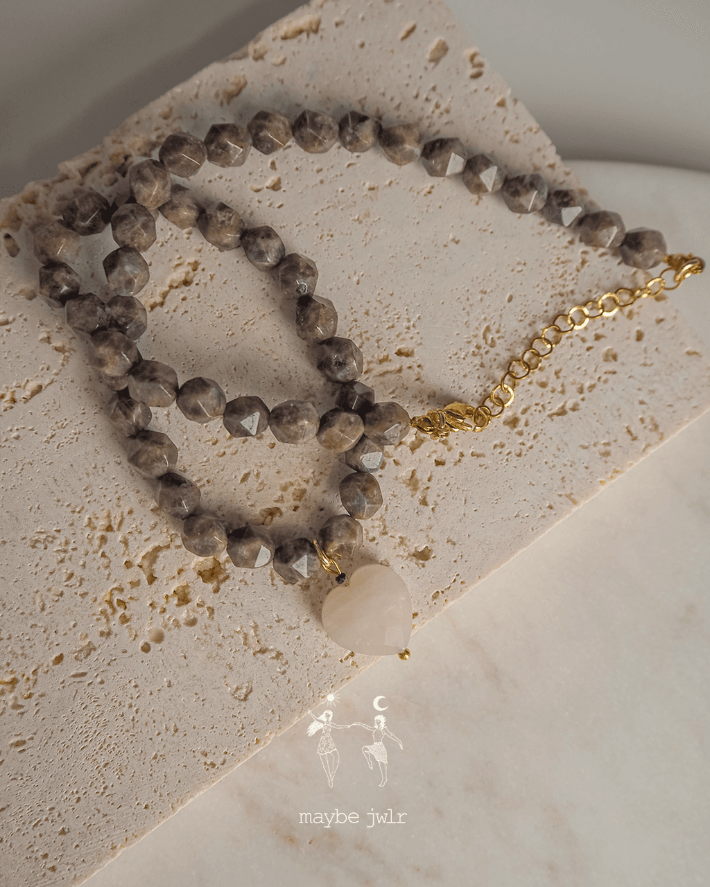 Naszyjnik z ciemnych kamieni jaspis z serduszkiem