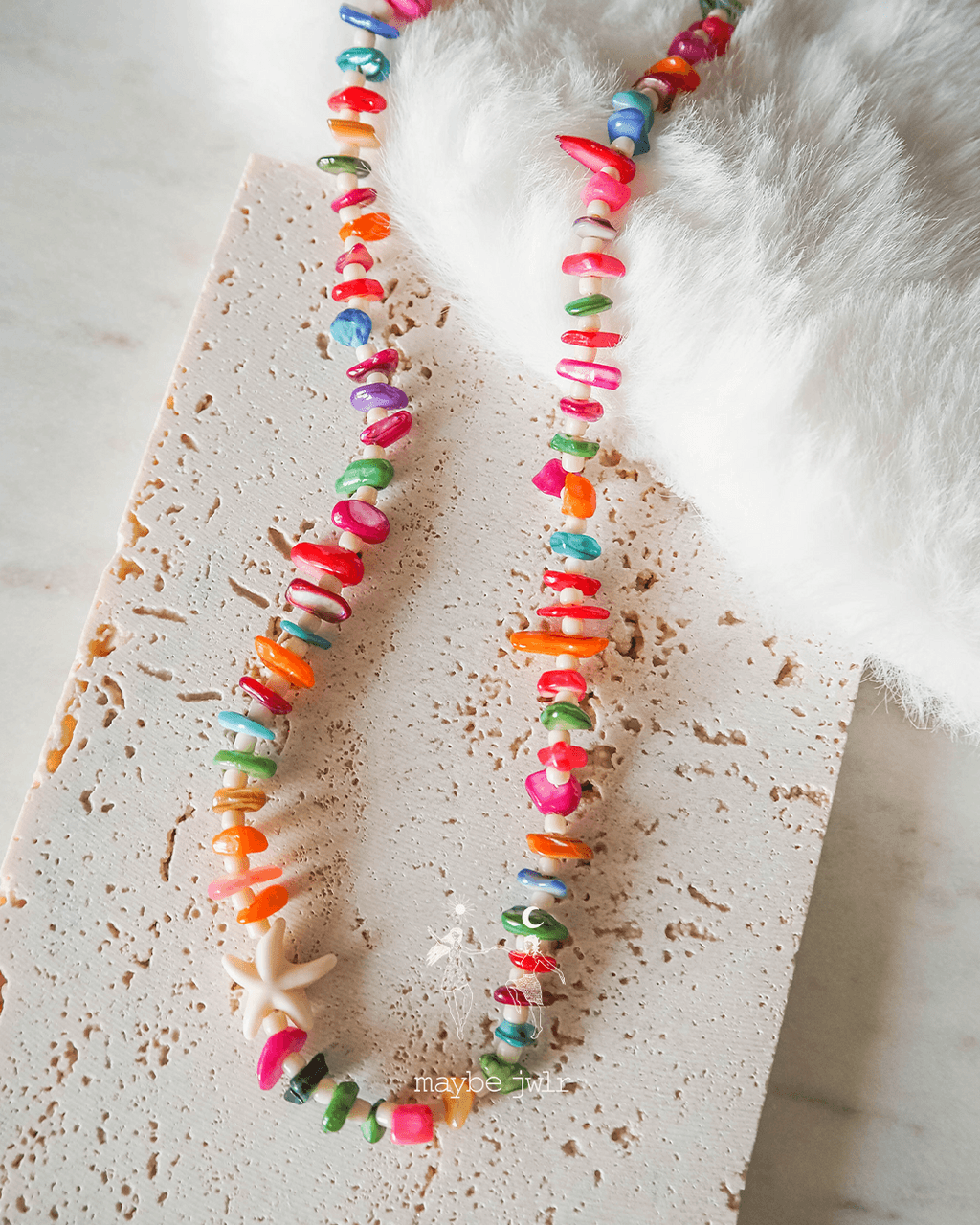 Naszyjnik z nieregularnych kamieni z rozgwiazdą