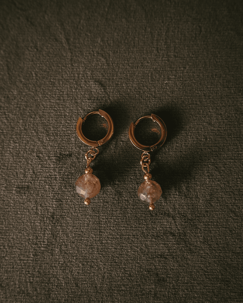  Kolczyki z zawieszką z kamienia naturalnego kwarc truskawkowy