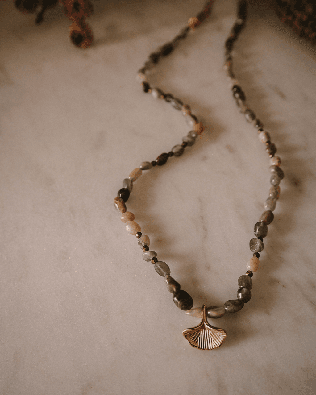 Naszyjnik z szarych kamieni