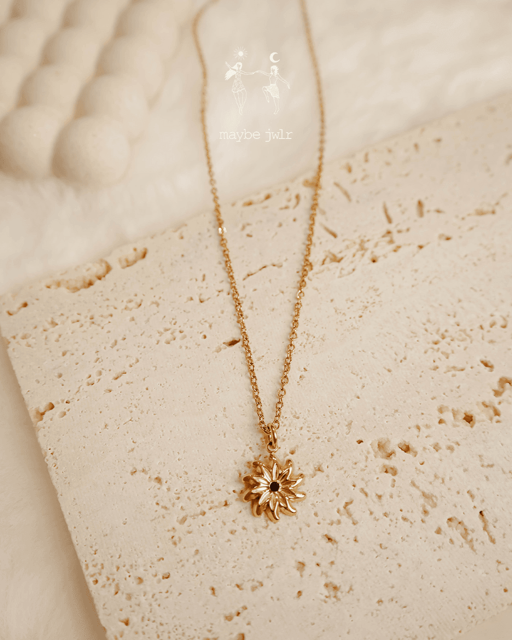 Długi subtelny łańcuszek ze stokrotką