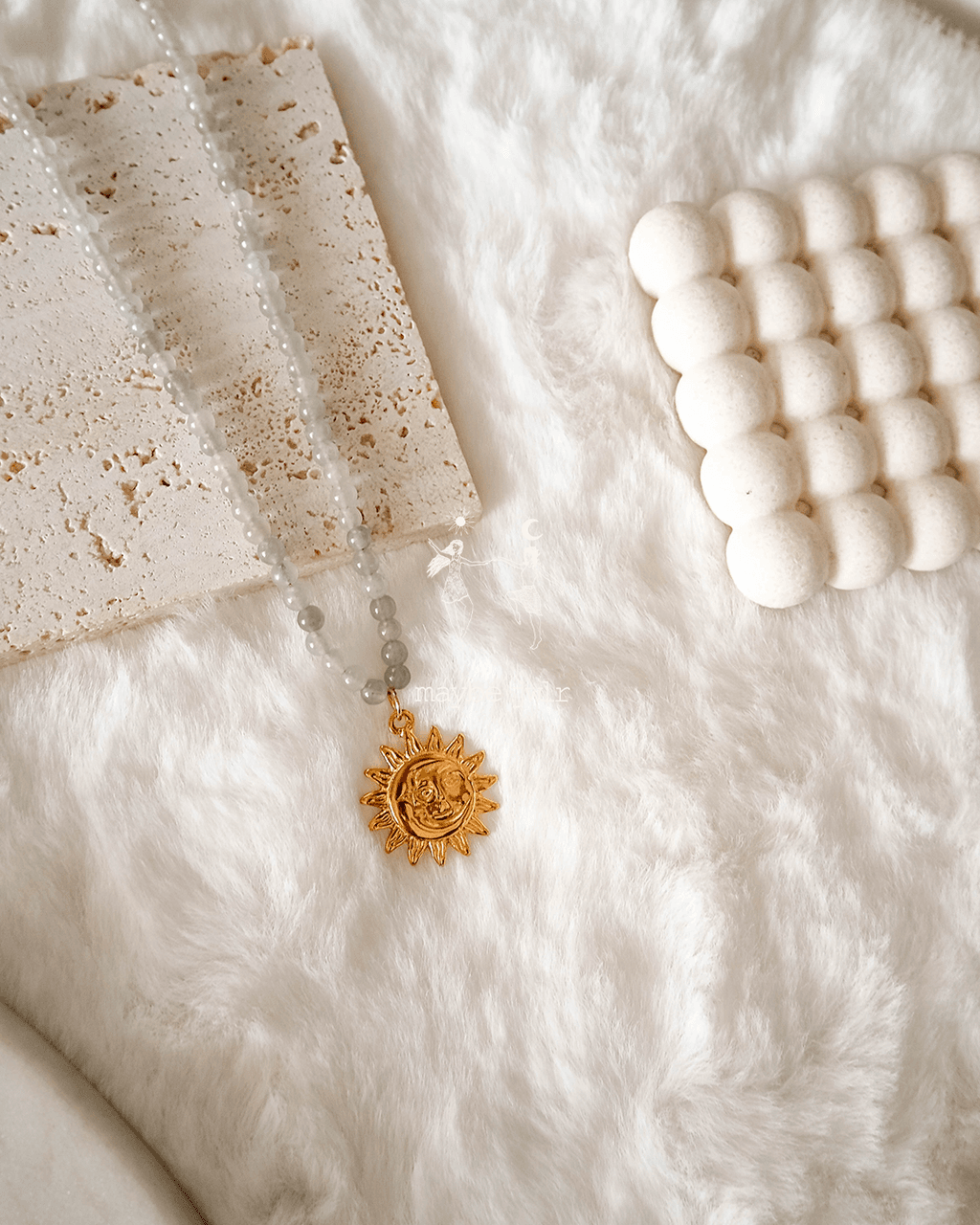 Szary naszyjnik z zawieszką Sun