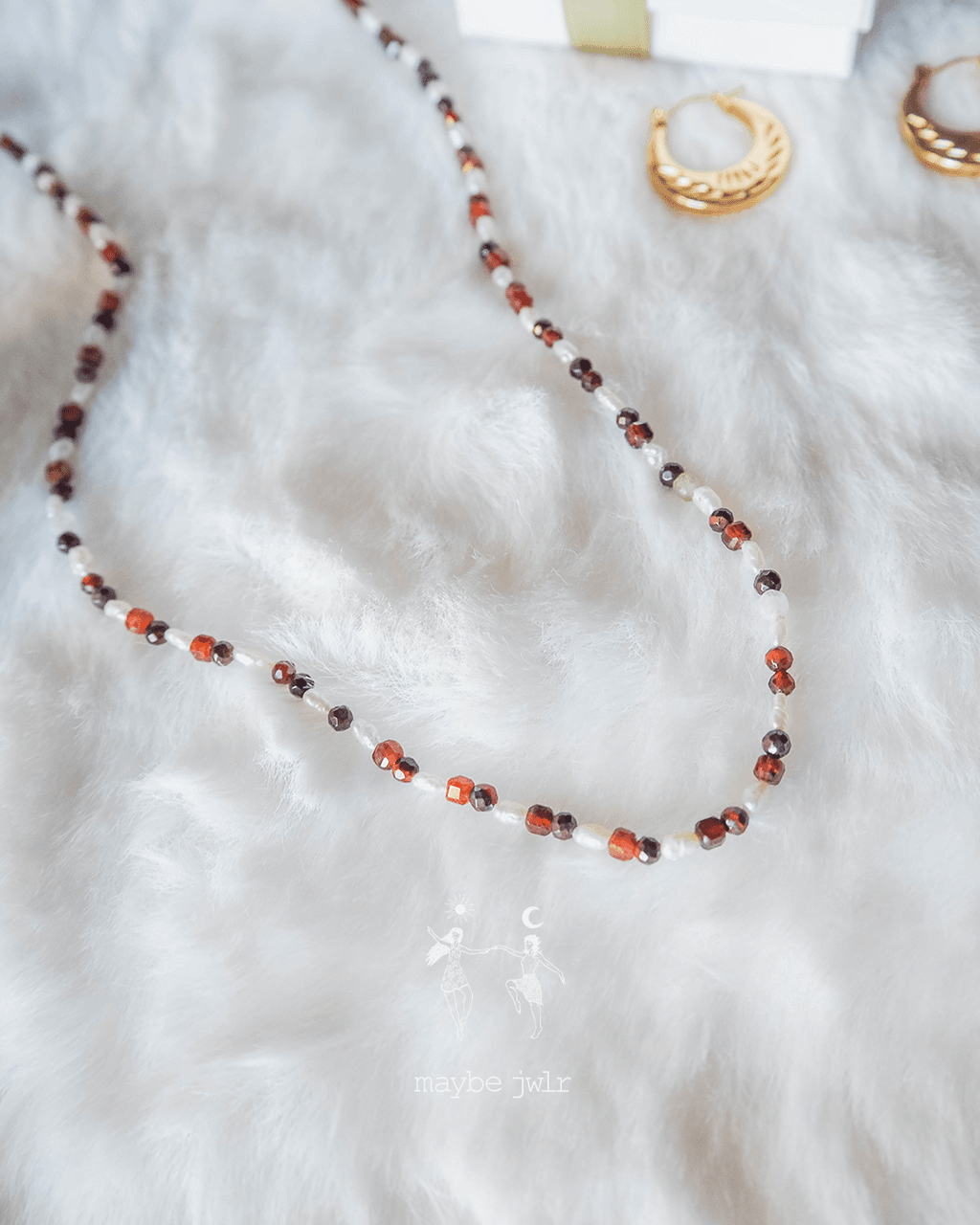 Naszyjnik z pereł i granatowych kamieni