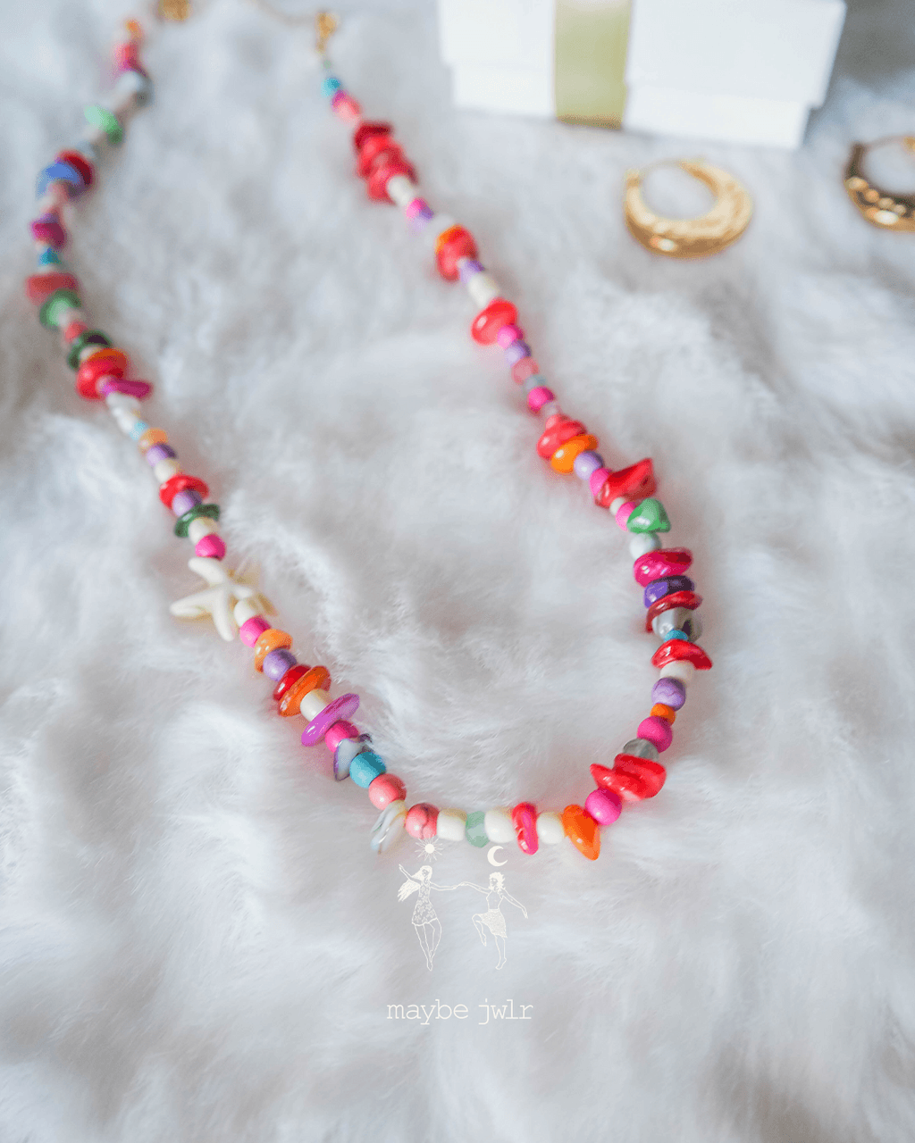 Naszyjnik z nieregularnych kamieni z rozgwiazdą