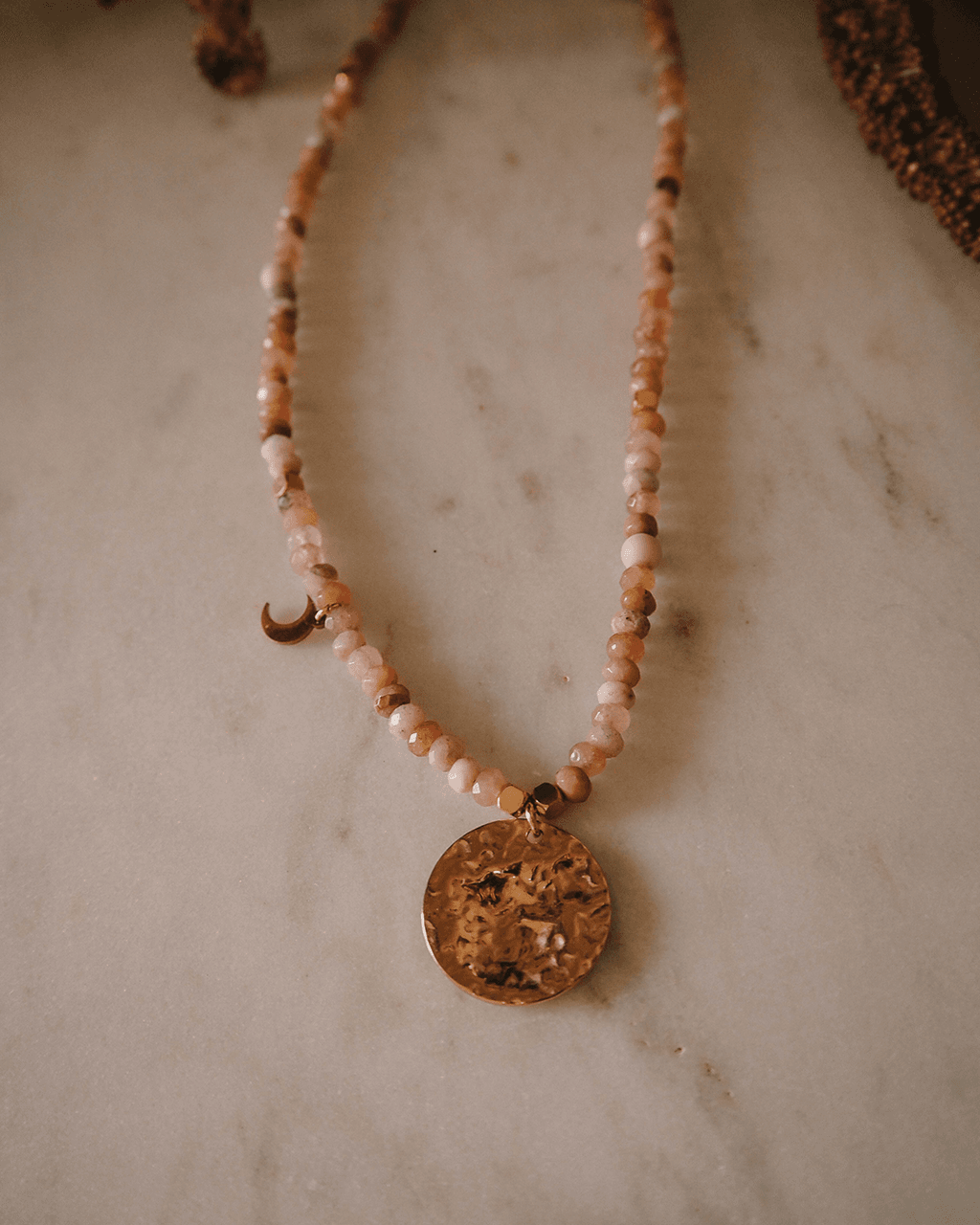 Naszyjnik z młotkowaną monetą
