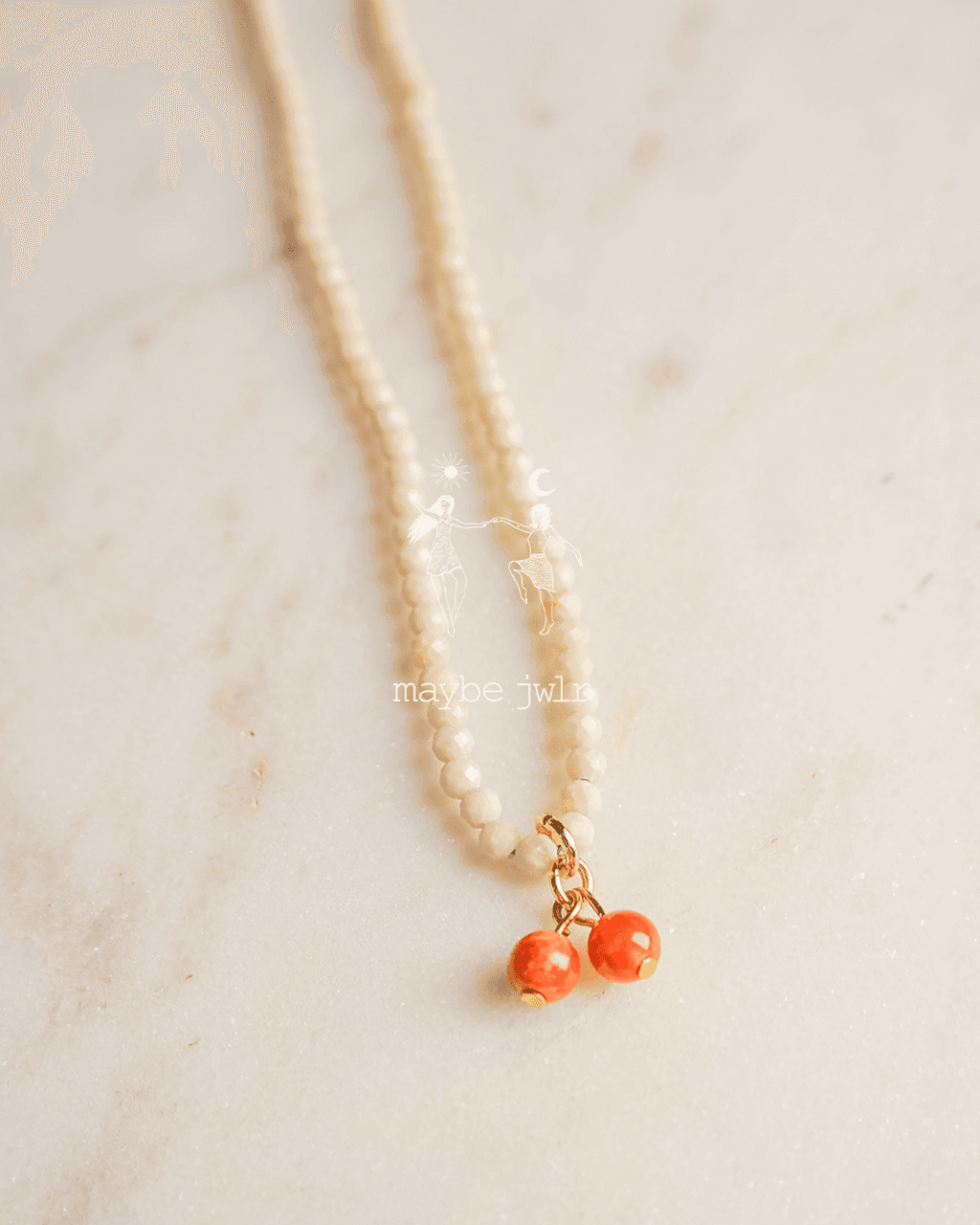 Naszyjnik z jasnych kamieni rzecznych z jarzębinką