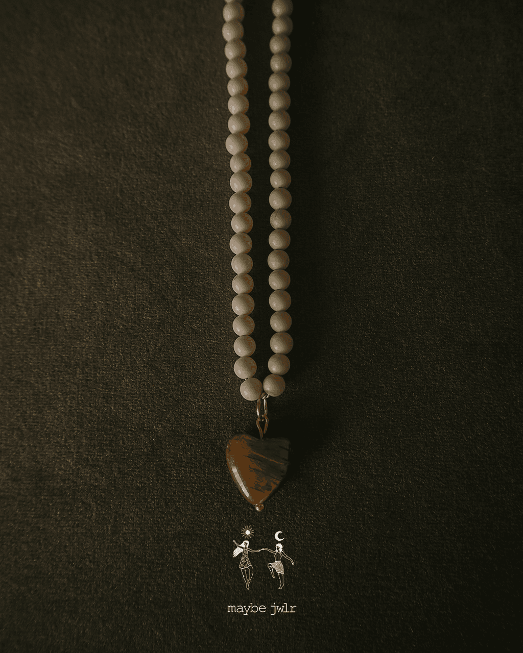 Naszyjnik z jasnych kamieni rzecznych z sercem z tygrysiego oka