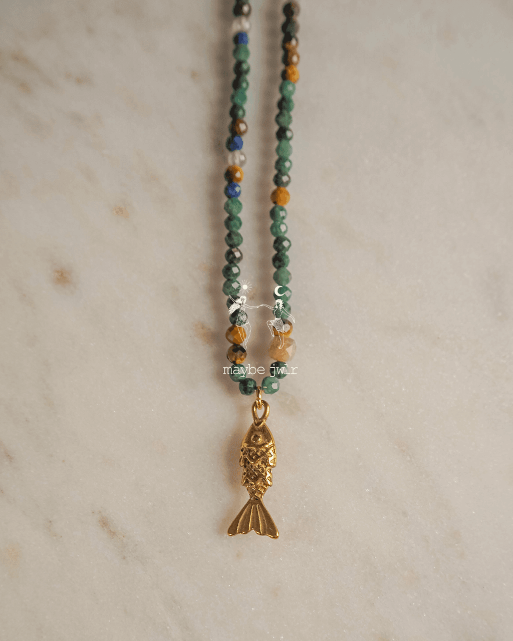 Naszyjnik z błyszczących kamieni z rybką