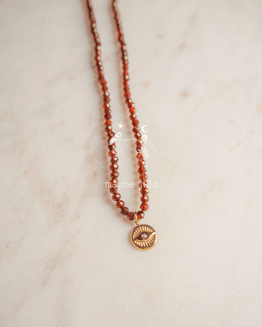 Naszyjnik z ognistych granatów z okiem