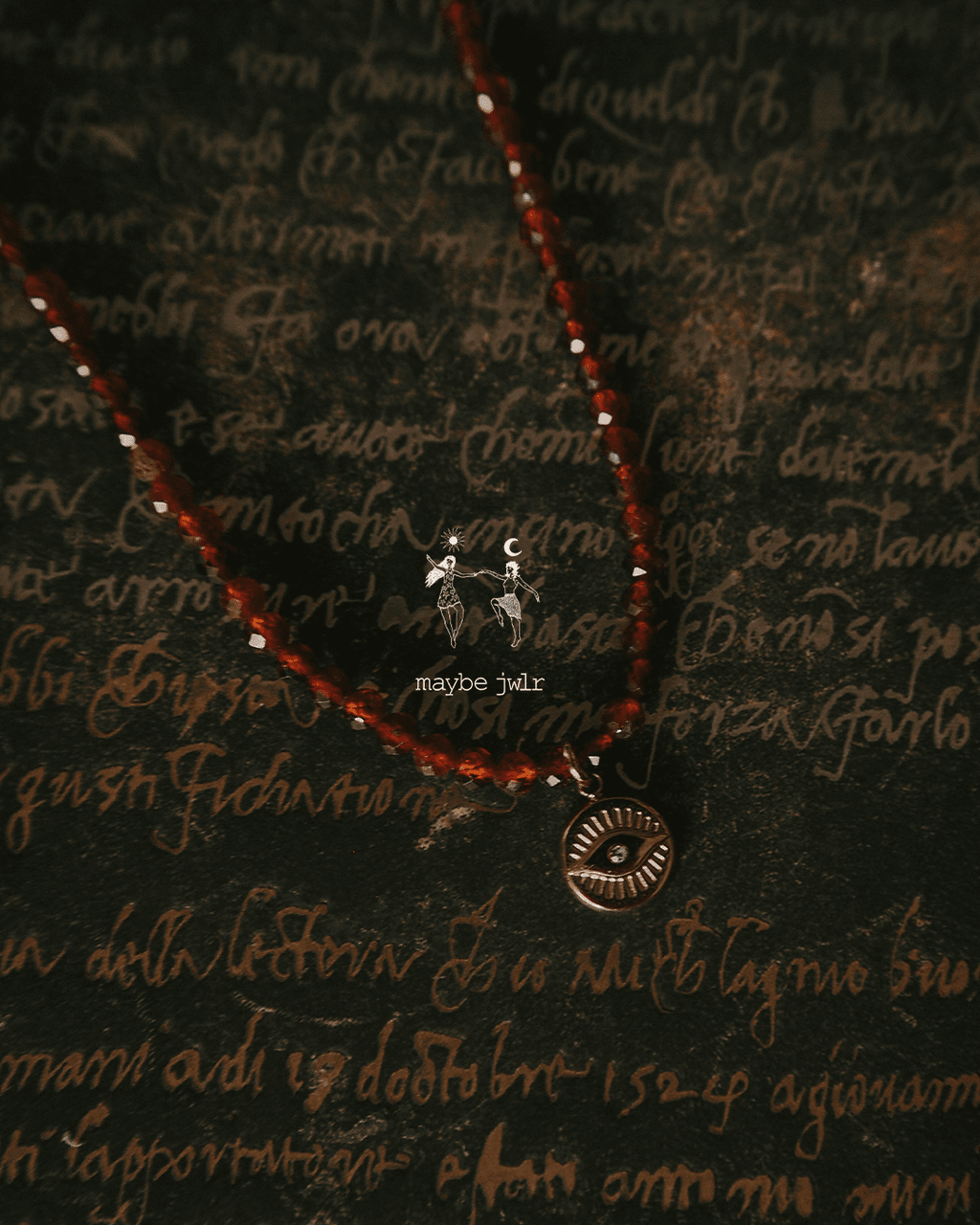 Naszyjnik z ognistych granatów z okiem