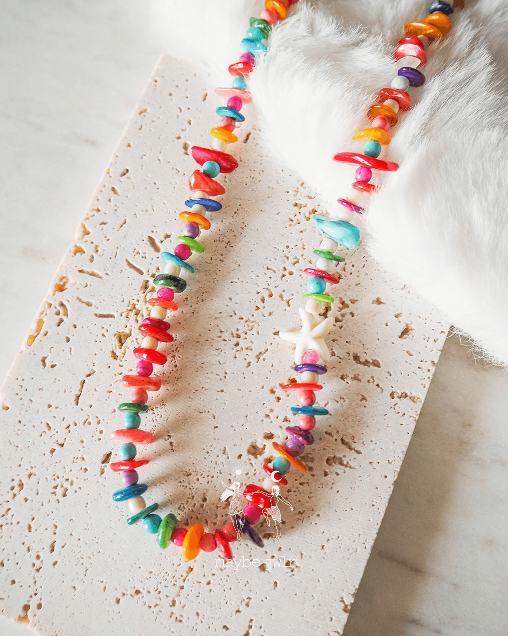 Naszyjnik z nieregularnych kamieni z rozgwiazdą