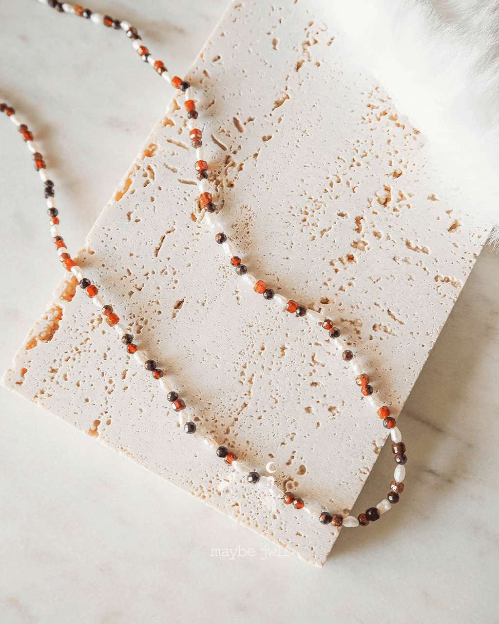 Naszyjnik z pereł i granatowych kamieni