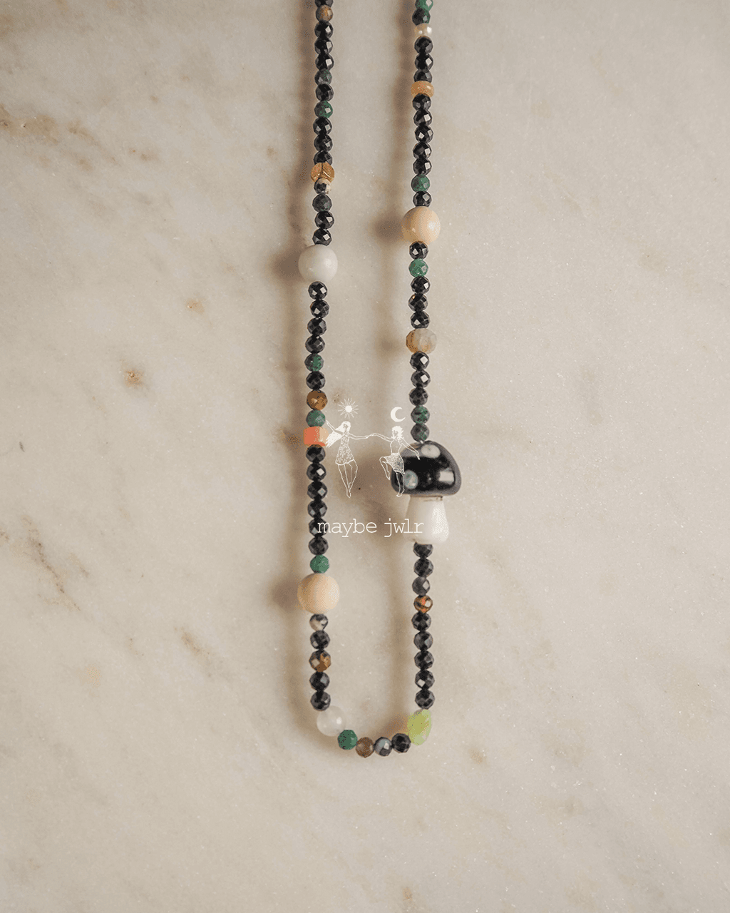 Naszyjnik z błyszczących kamieni z grzybkiem