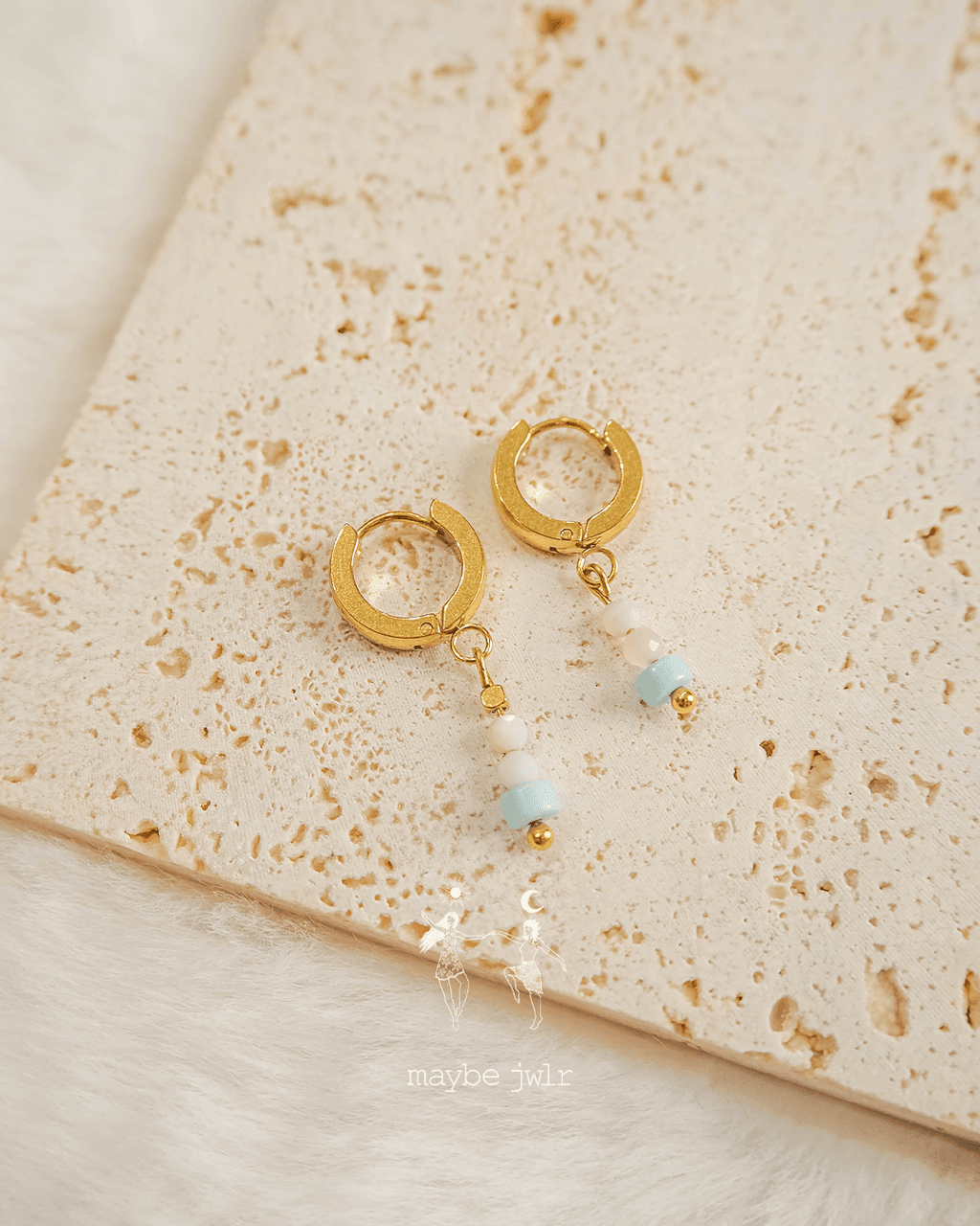 Kolczyki złote z zawieszkami z kamieni