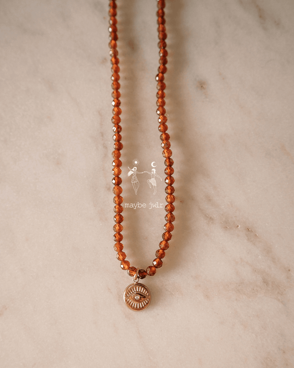 Naszyjnik z ognistych granatów z okiem