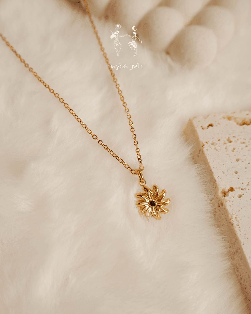 Długi subtelny łańcuszek ze stokrotką