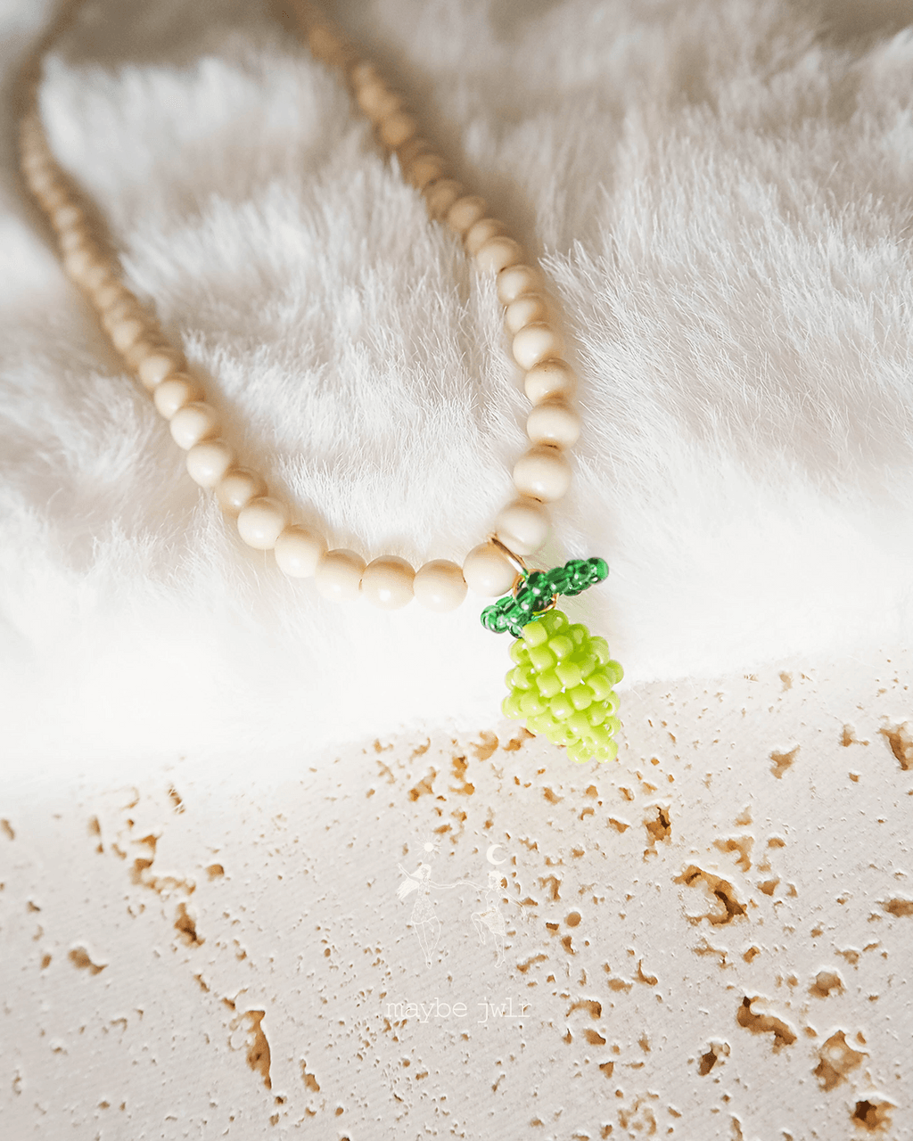 Naszyjnik z owockiem z koralików limonka