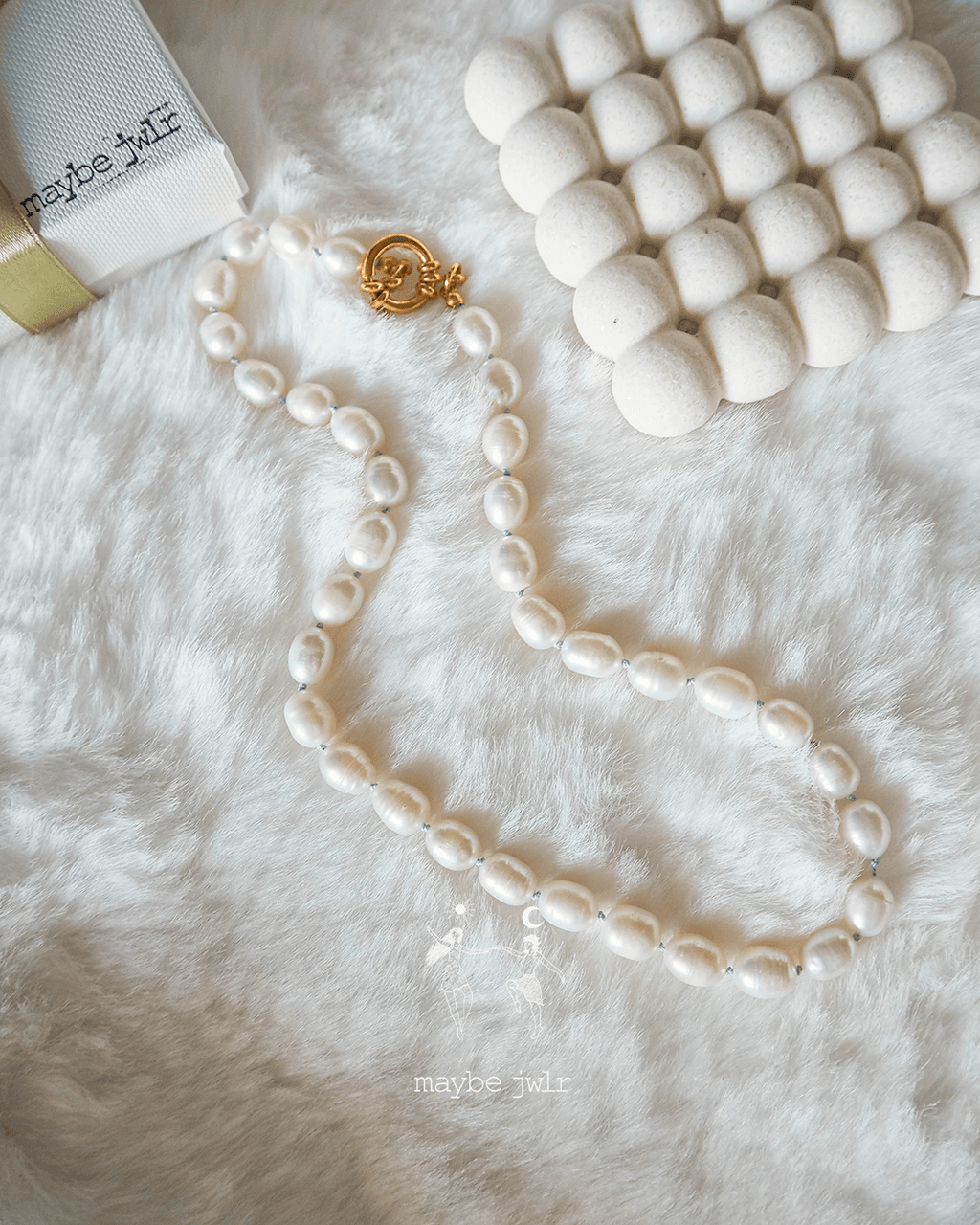 Naszyjnik z pereł na jedwabnej nici