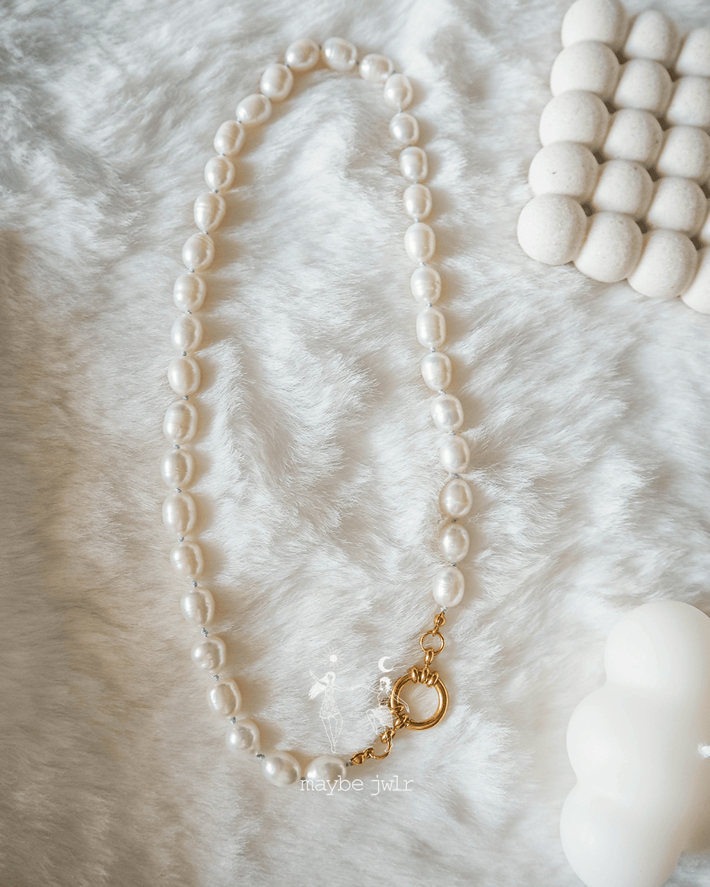 Naszyjnik z pereł na jedwabnej nici