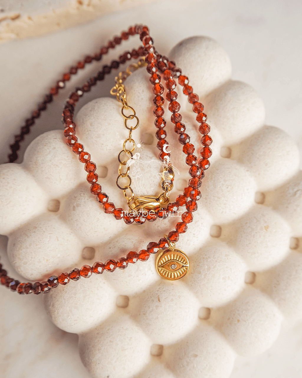 Naszyjnik z ognistych granatów z okiem