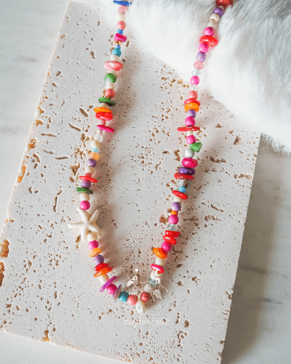 Naszyjnik z nieregularnych kamieni z rozgwiazdą