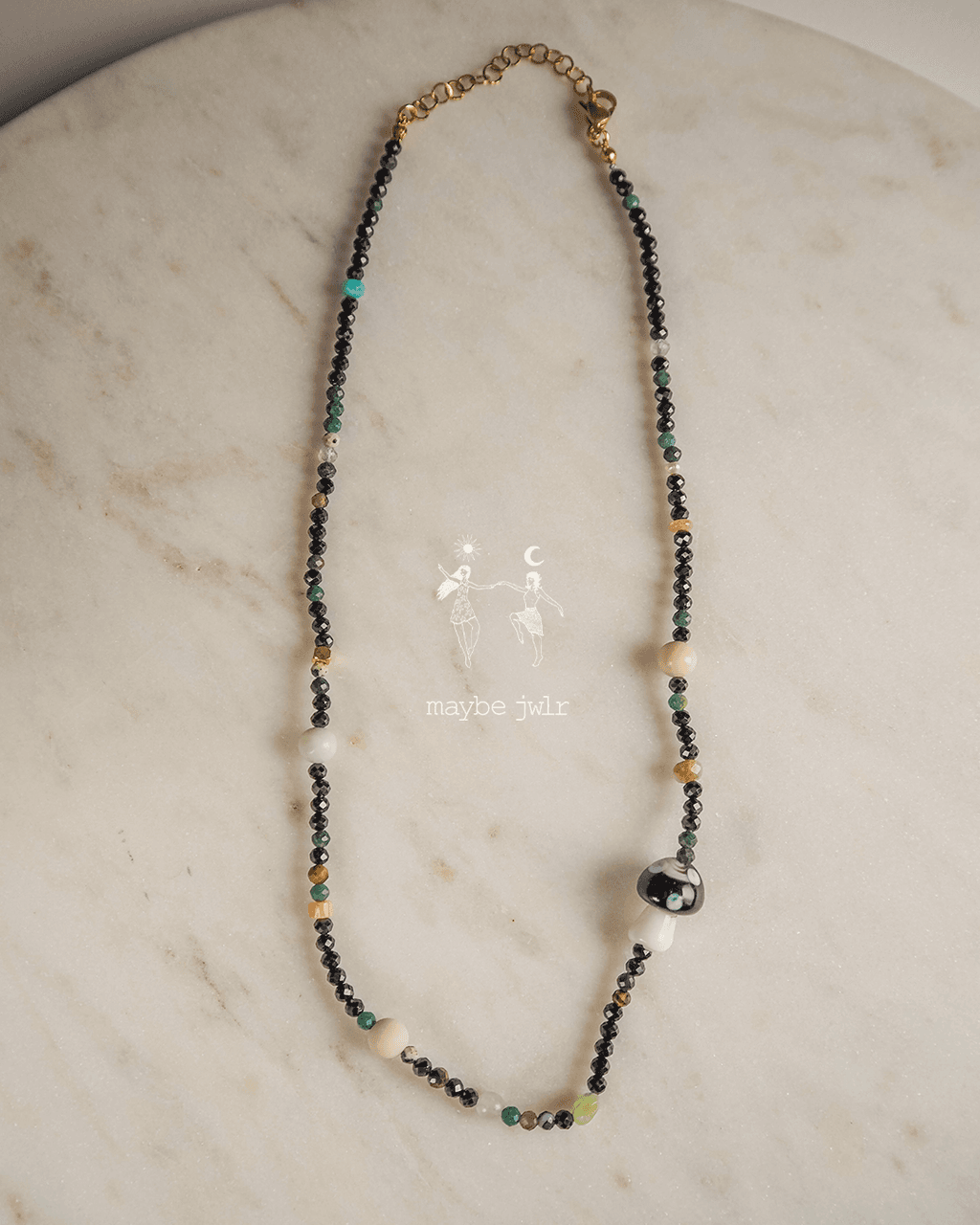 Naszyjnik z błyszczących kamieni z grzybkiem