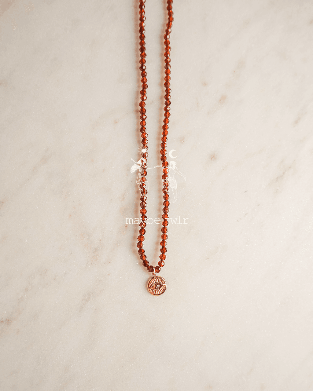 Naszyjnik z ognistych granatów z okiem