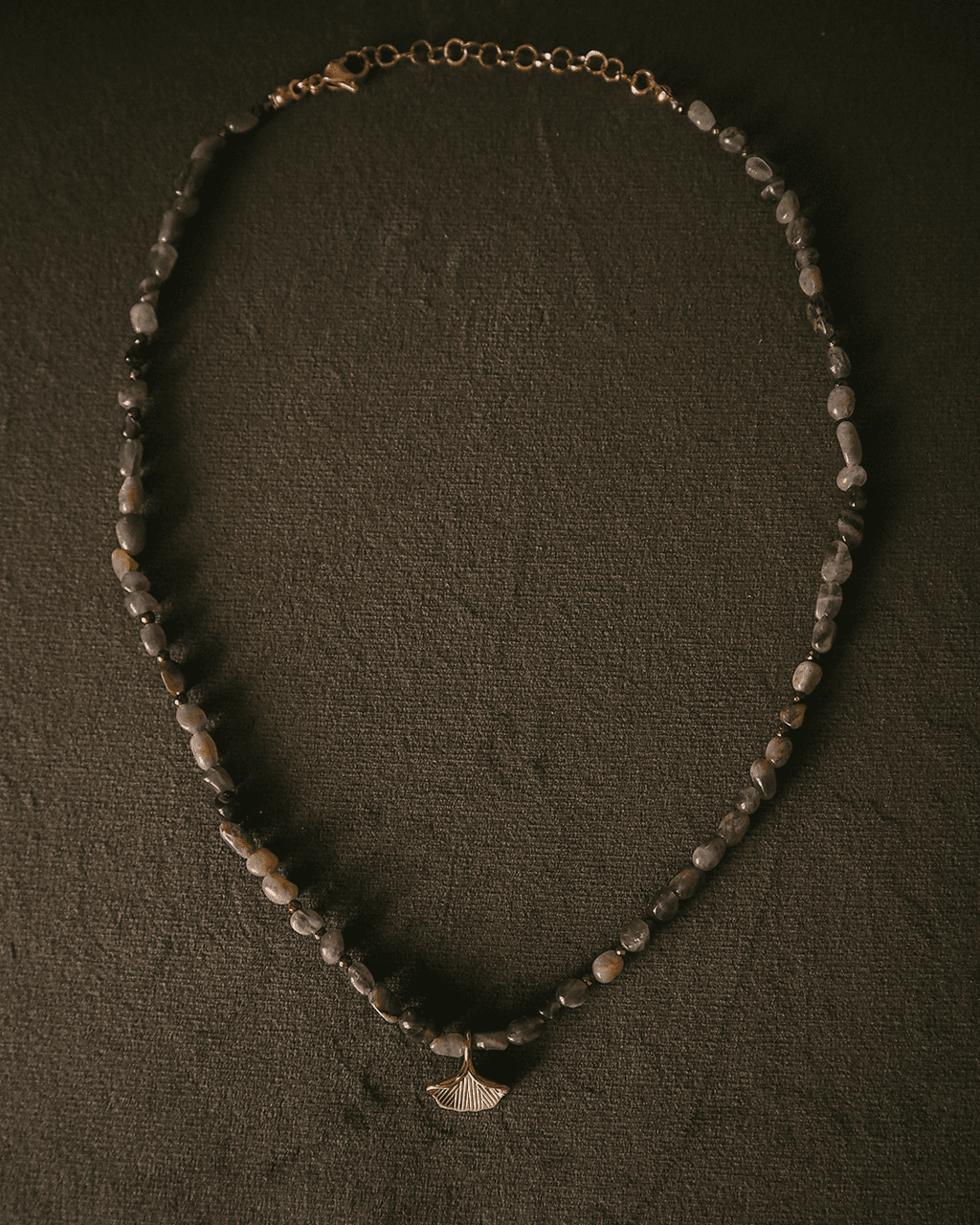 Naszyjnik z szarych kamieni
