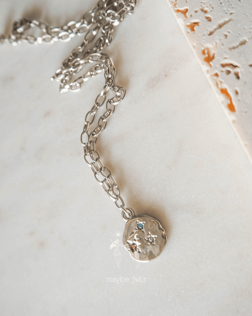 Łańcuszek srebrny medalik z motywem gwiazd