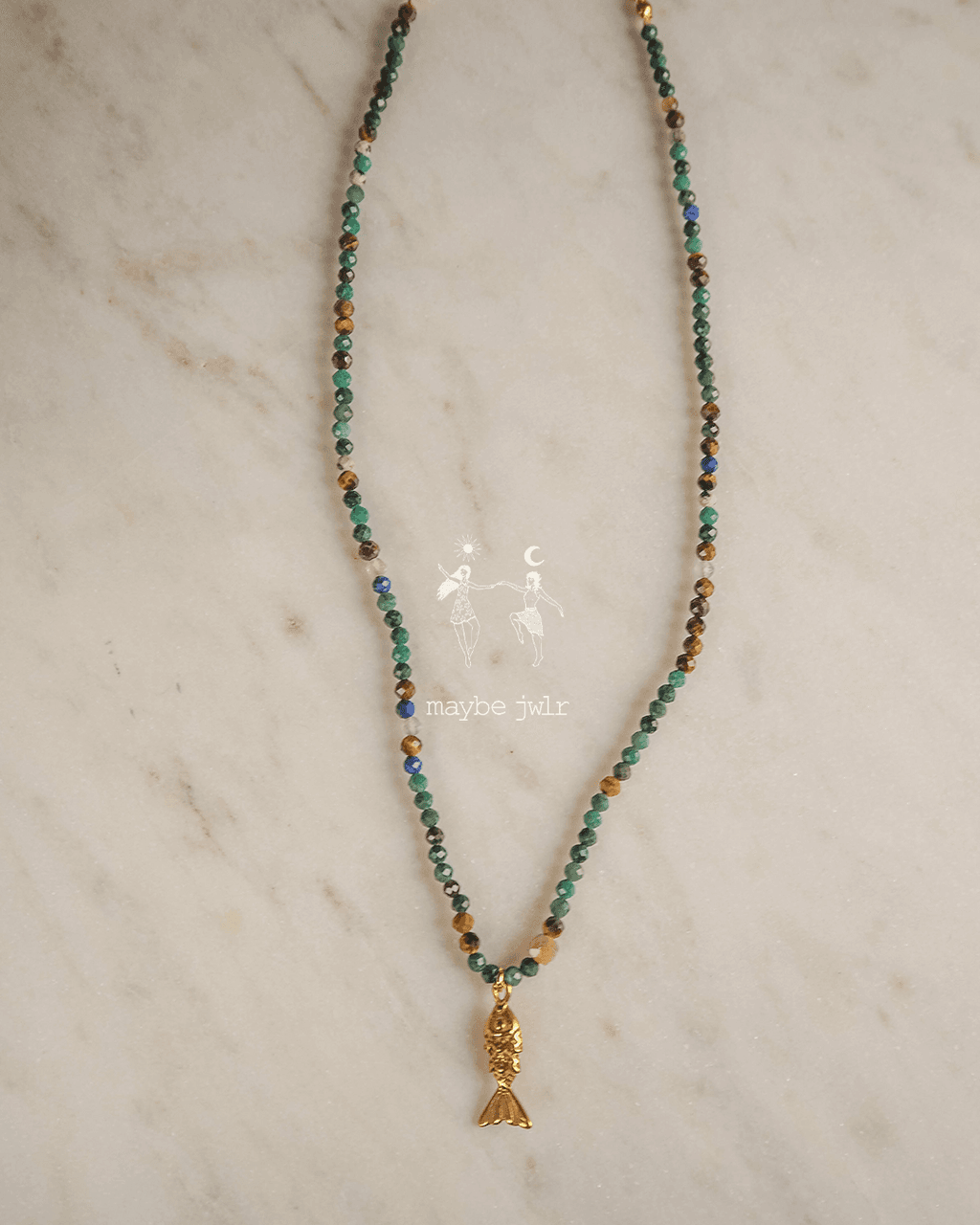 Naszyjnik z błyszczących kamieni z rybką