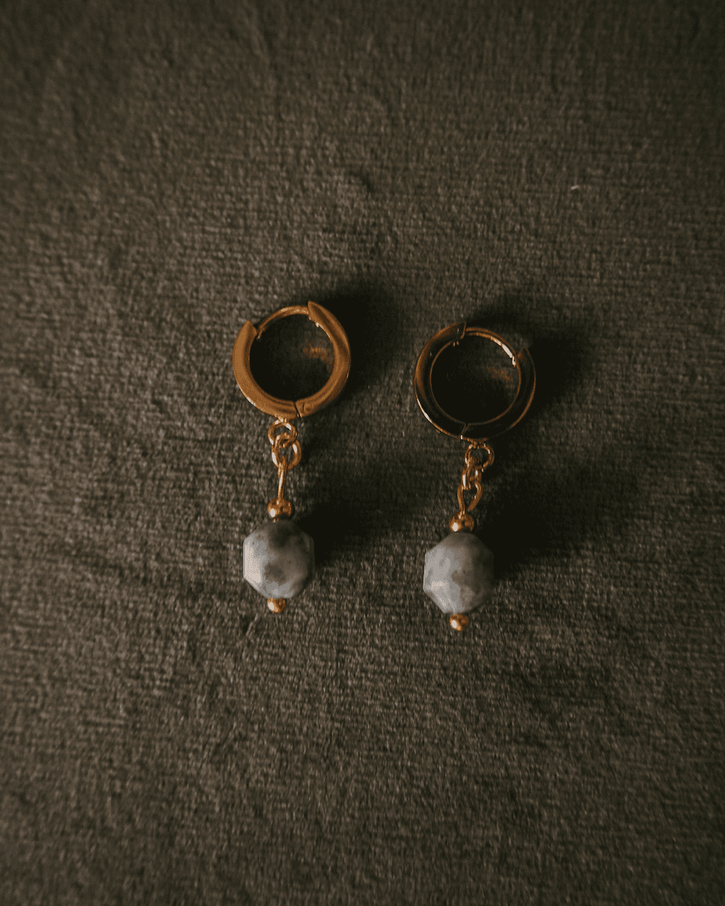  Kolczyki z zawieszką z kamienia naturalnego sodalit