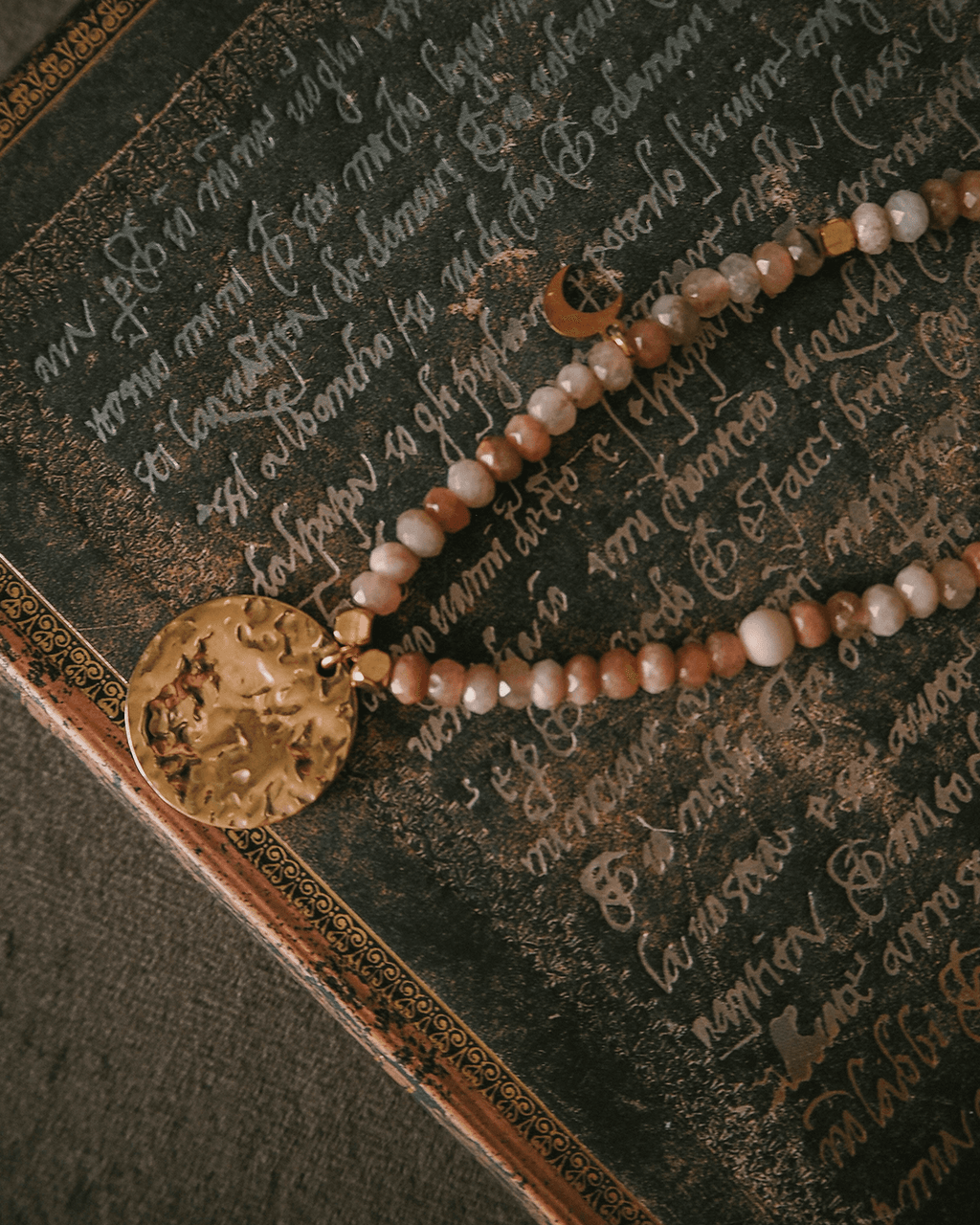 Naszyjnik z młotkowaną monetą