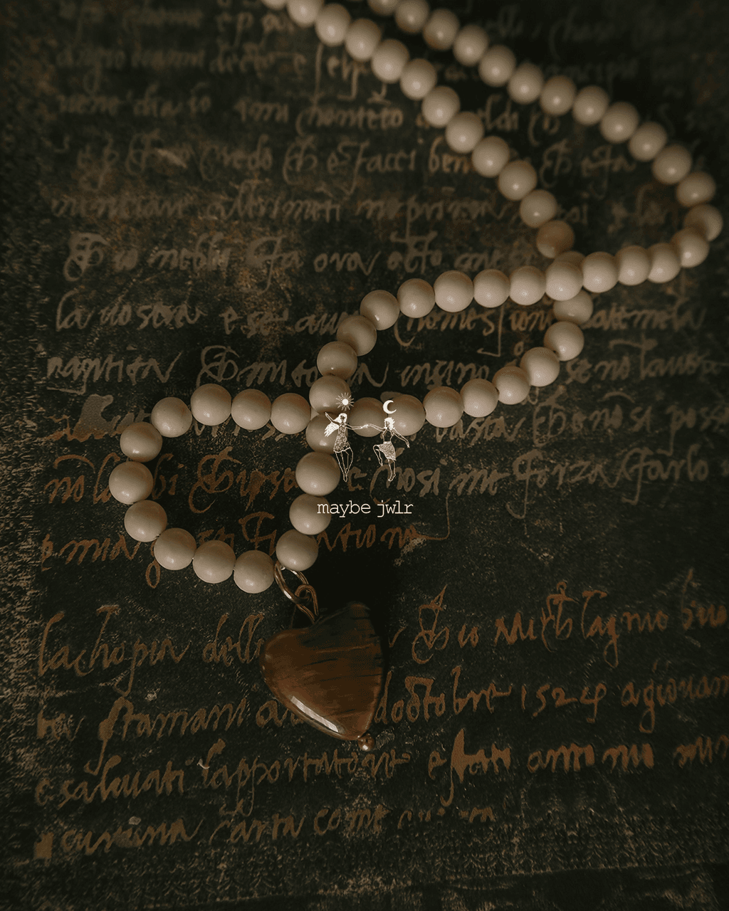 Naszyjnik z jasnych kamieni rzecznych z sercem z tygrysiego oka