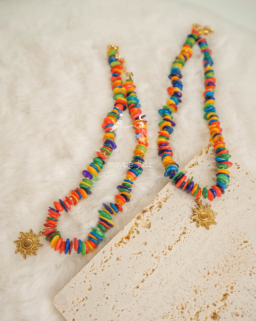 Naszyjnik z nieregularnych muszli z zawieszką