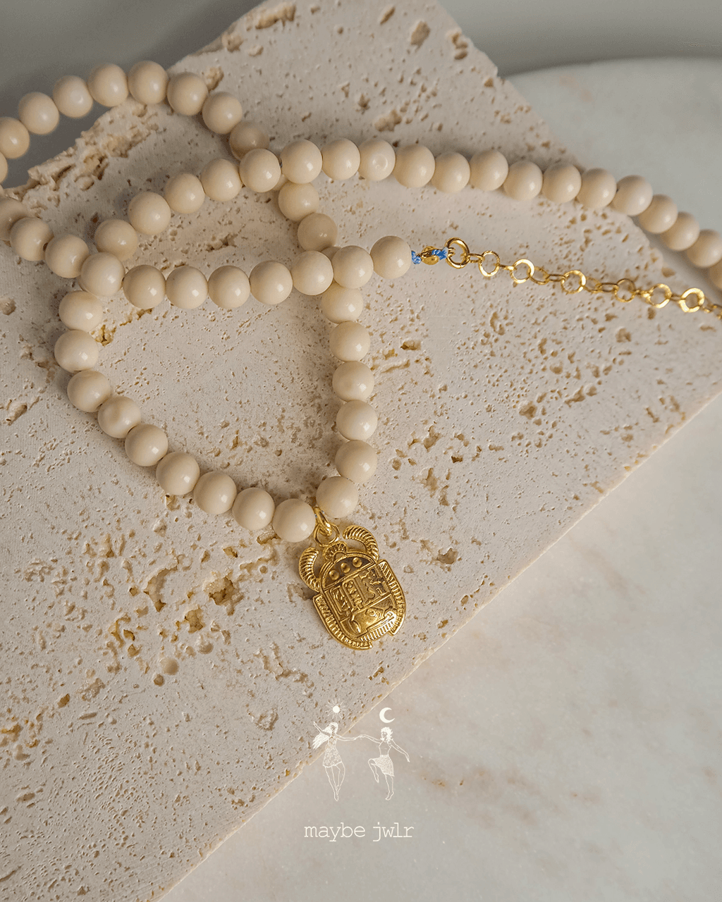 Naszyjnik z jasnych kamieni rzecznych z zawieszką