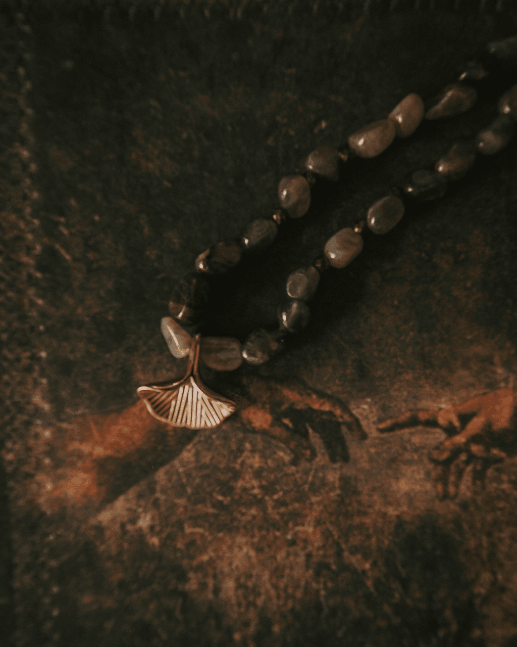 Naszyjnik z szarych kamieni