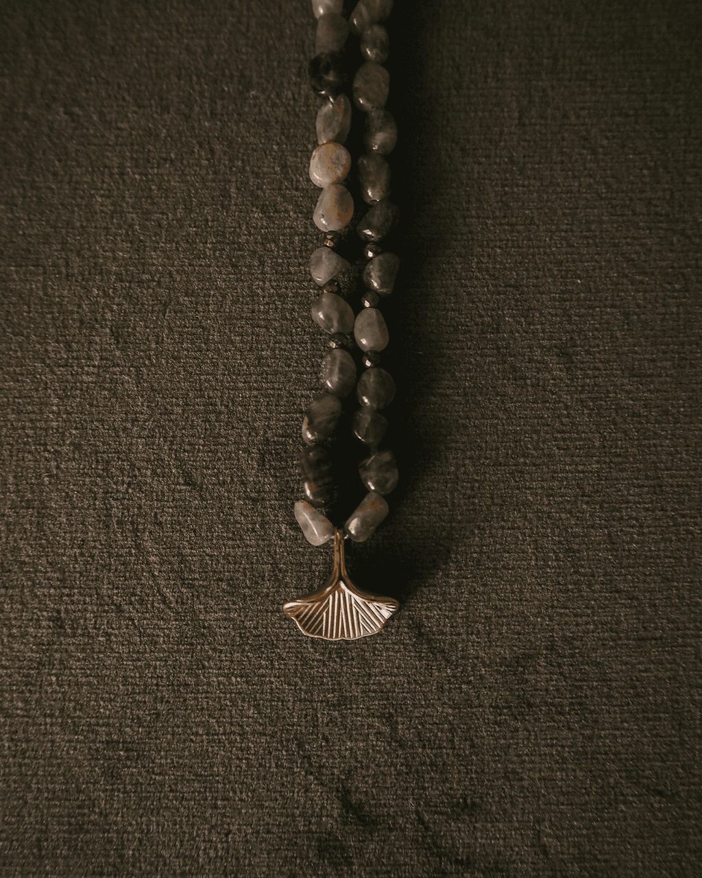 Naszyjnik z szarych kamieni