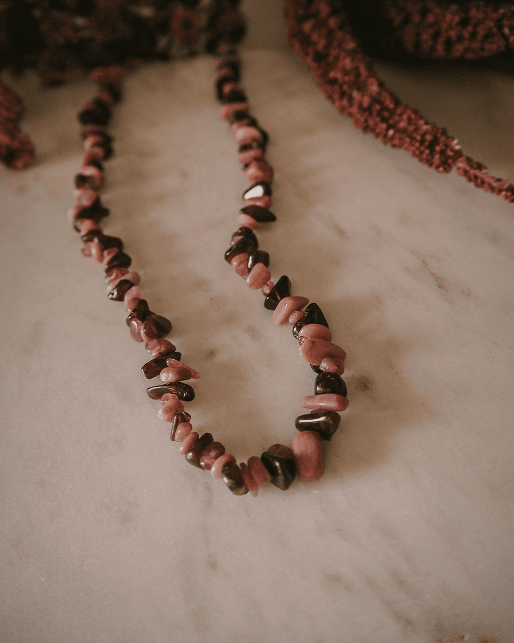 Naszyjnik z nieregularnych kamieni