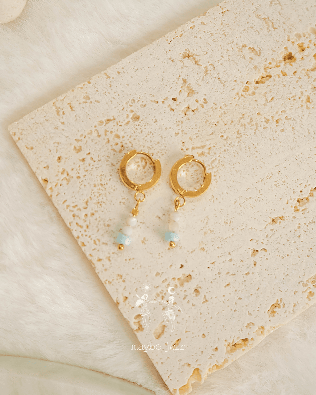 Kolczyki złote z zawieszkami z kamieni