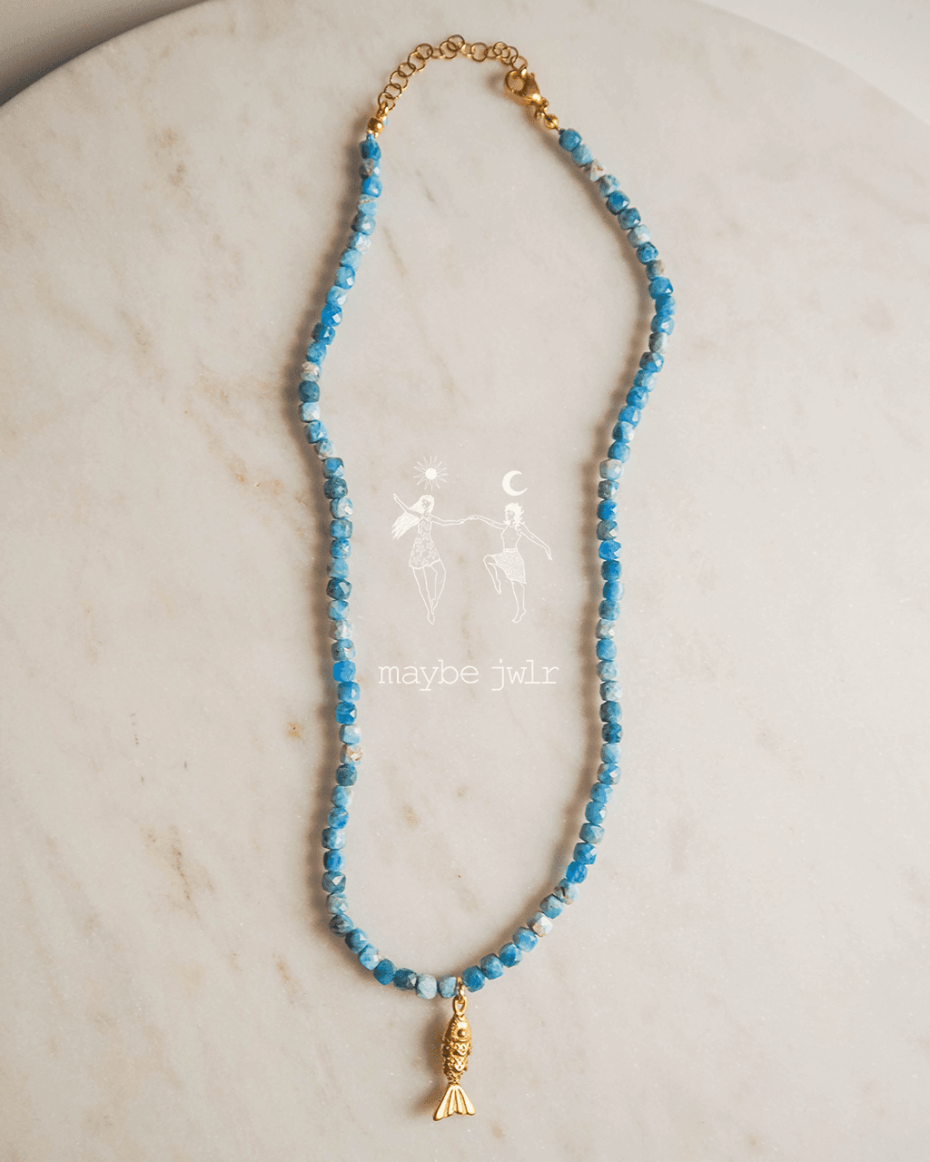 Naszyjnik z błyszczących niebieskich kamieni z rybką