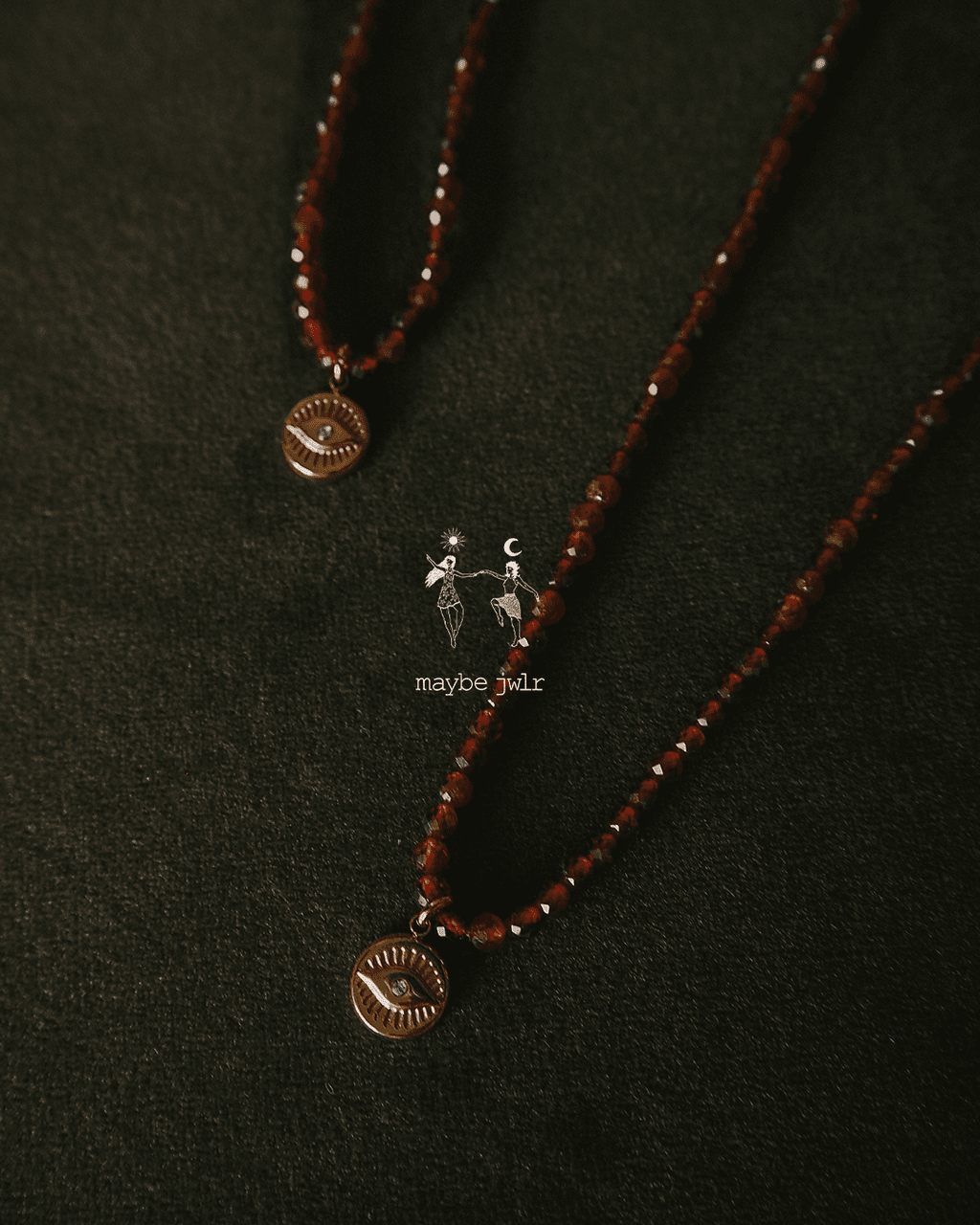 Naszyjnik z ognistych granatów z okiem