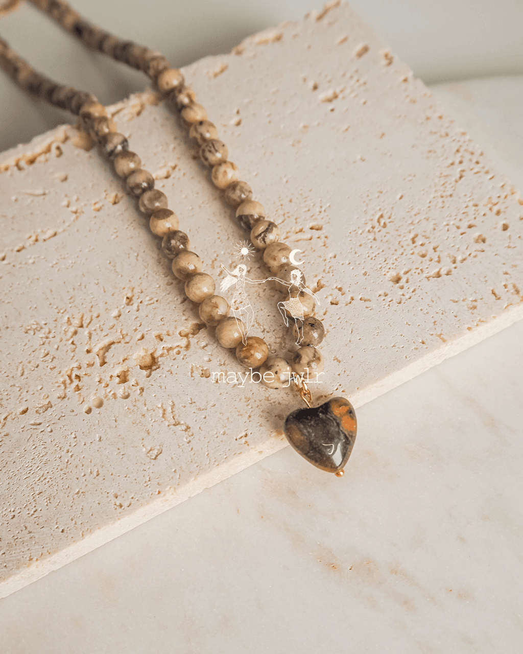  Naszyjnik z jasnych kamieni agat z serduszkiem