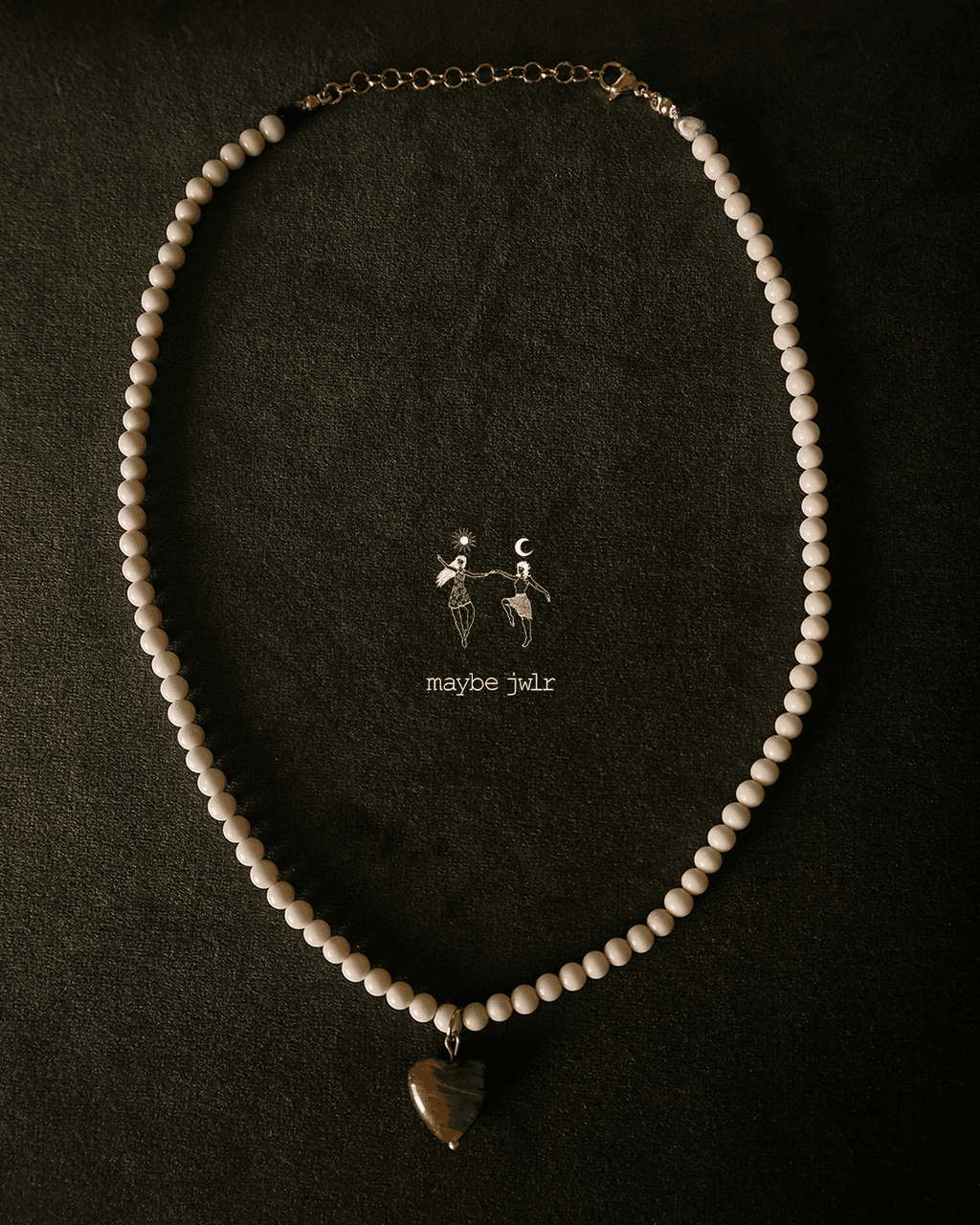 Naszyjnik z jasnych kamieni rzecznych z sercem z tygrysiego oka