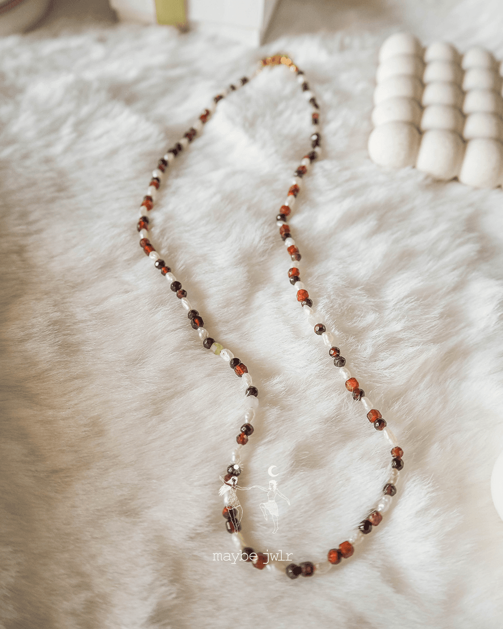 Naszyjnik z pereł i granatowych kamieni