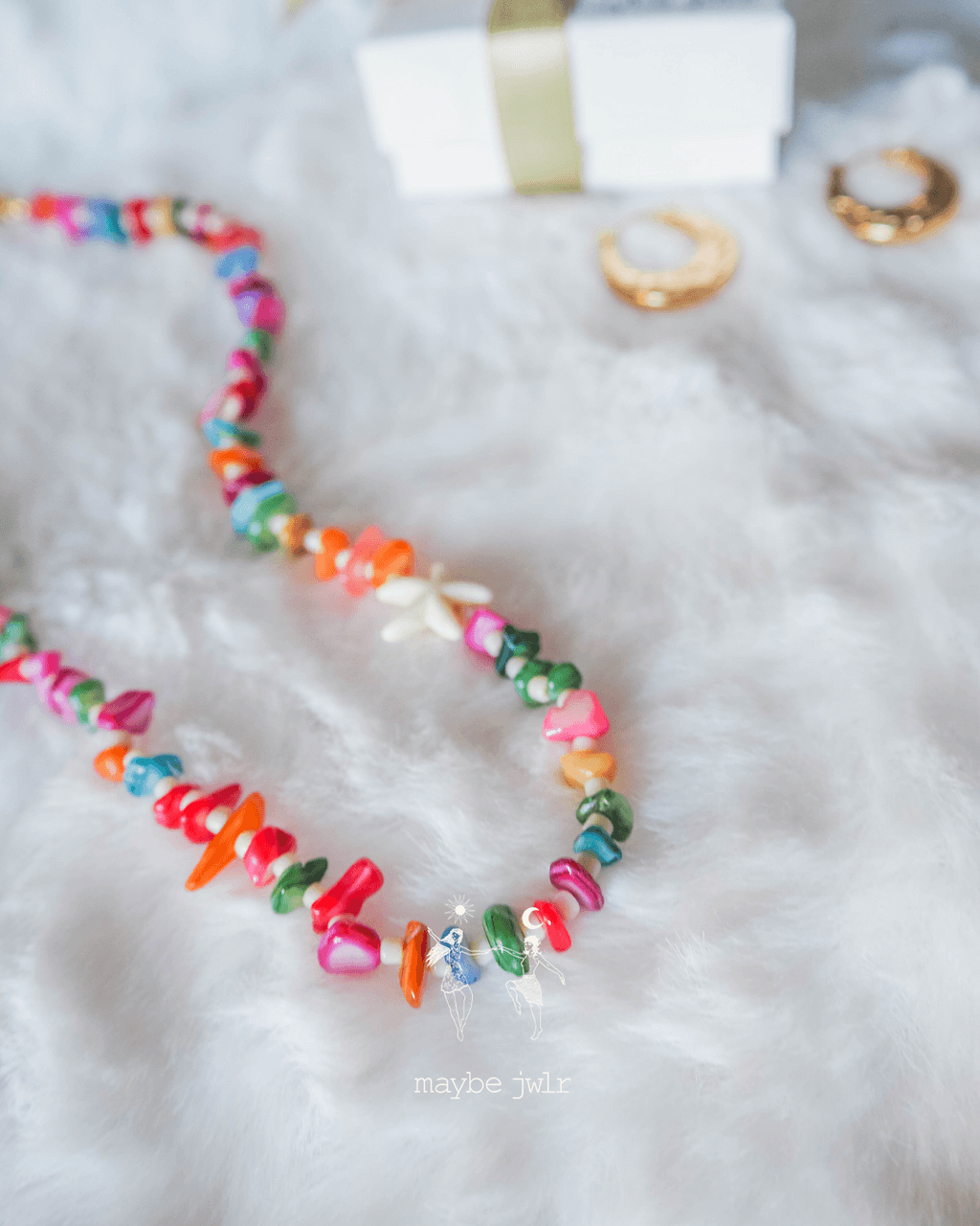 Naszyjnik z nieregularnych kamieni z rozgwiazdą