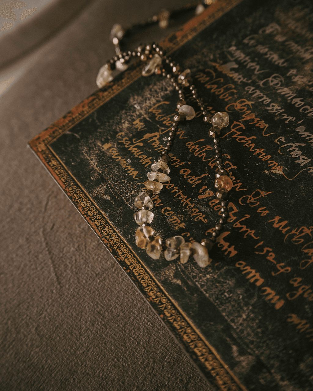 Naszyjnik z nieregularnych kamieni Honey