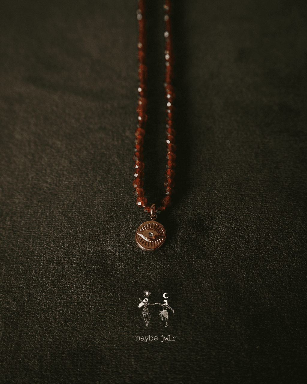 Naszyjnik z ognistych granatów z okiem