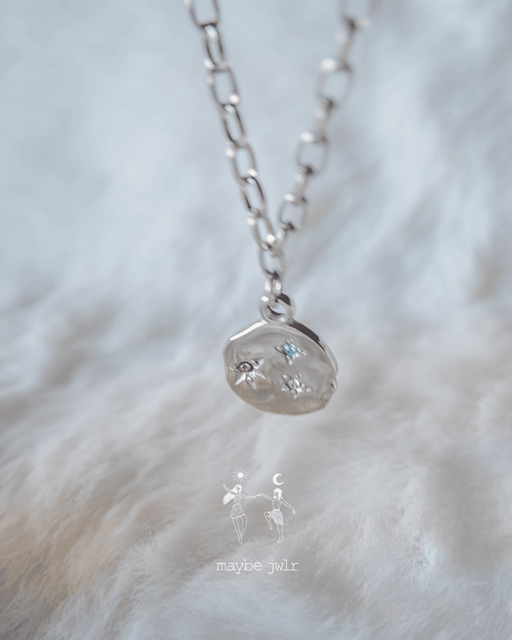 Łańcuszek srebrny medalik z motywem gwiazd