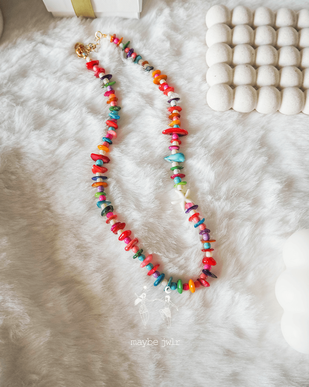 Naszyjnik z nieregularnych kamieni z rozgwiazdą