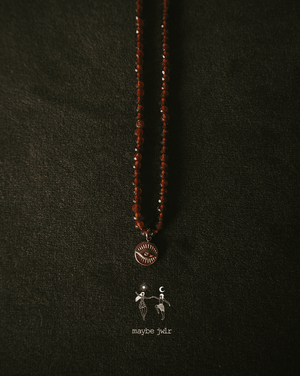 Naszyjnik z ognistych granatów z okiem